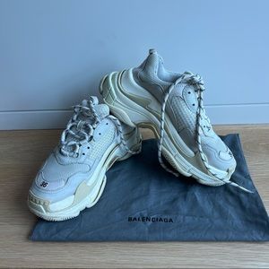 Balenciaga

White Triple S Sneakers